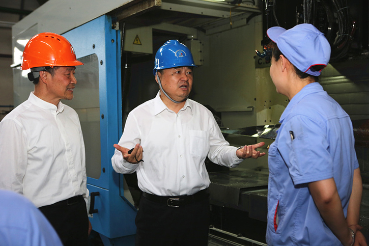 郝鹏与J9集团直营集团一线出产人员深刻互换